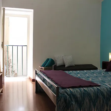 Hostel Johnie's Place & Suites