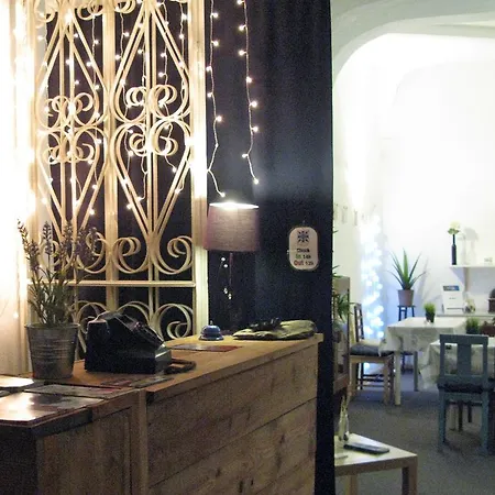 Hostal Johnie's Place & Suites